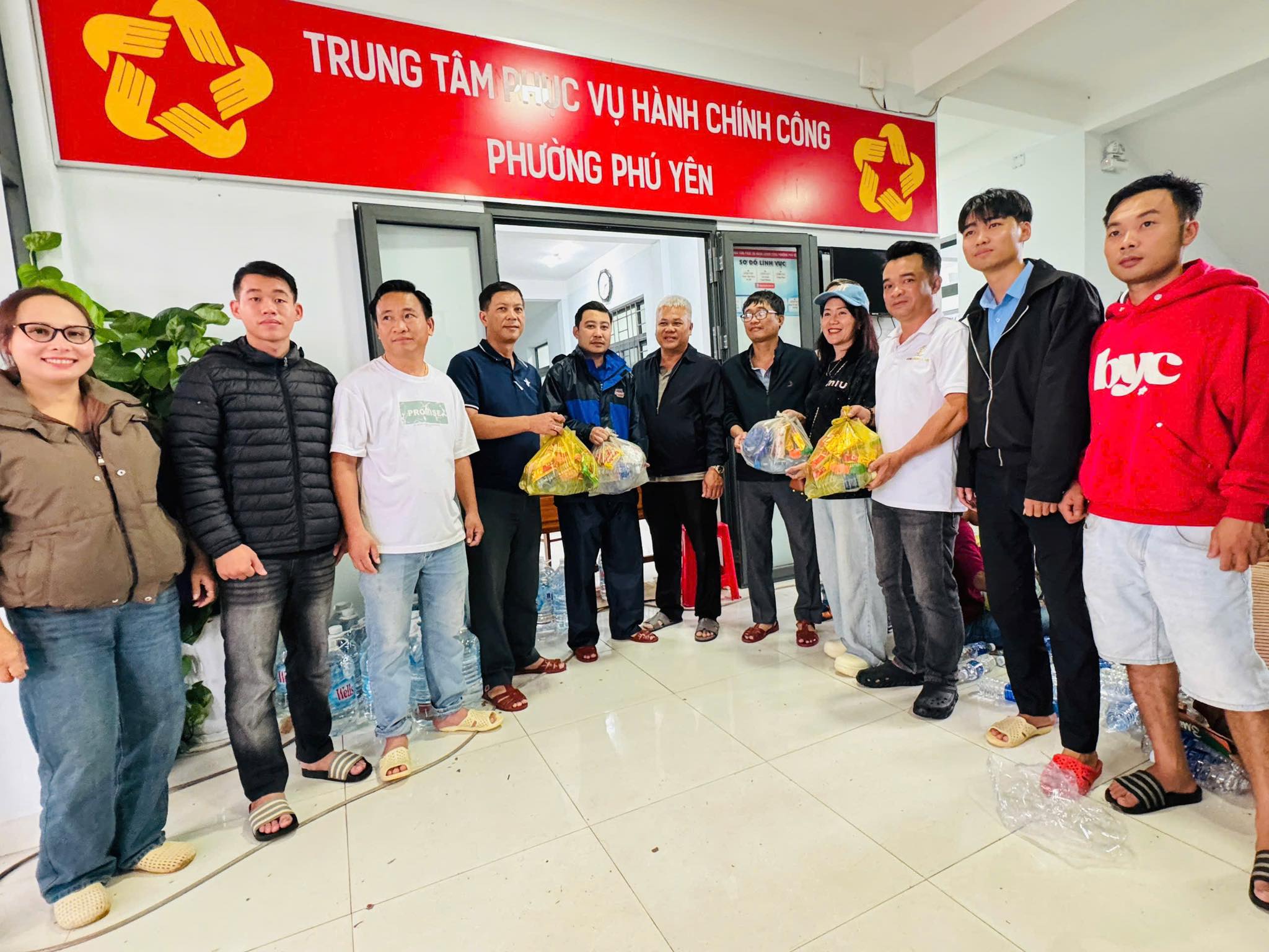 PHƯỜNG CƯ BAO HỖ TRỢ PHƯỜNG PHÚ YÊN KHẮC PHỤC HẬU QUẢ LŨ LỤT